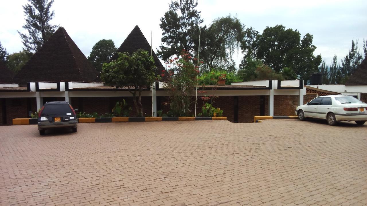 White Horse Inn Kabale Екстер'єр фото