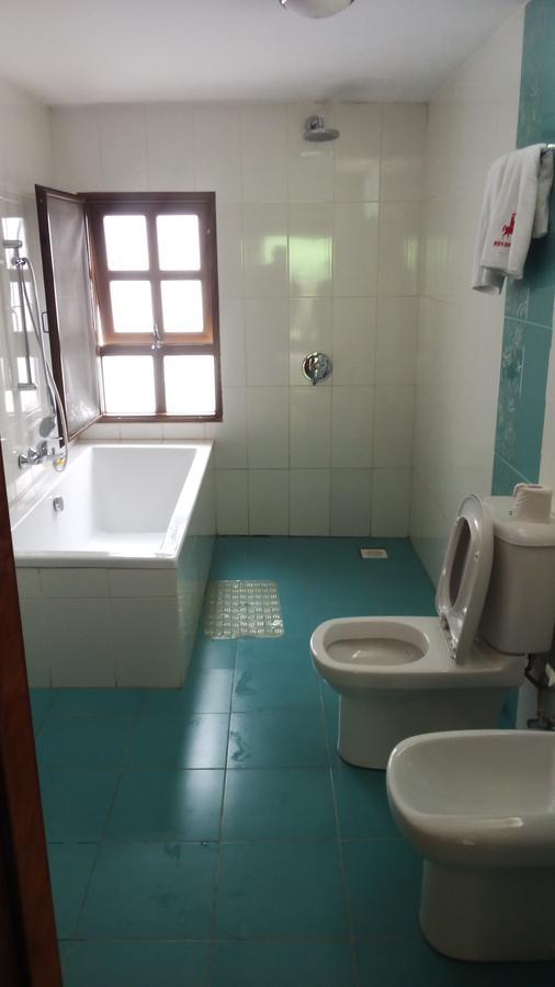White Horse Inn Kabale Екстер'єр фото