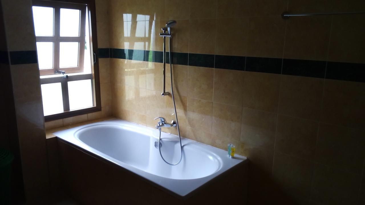 White Horse Inn Kabale Екстер'єр фото